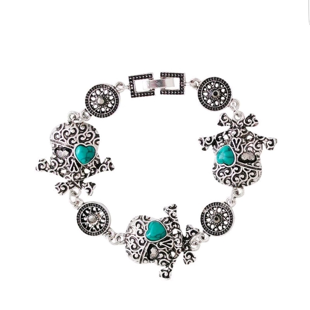 NWOT Skull & Crossbones Link Bracelet